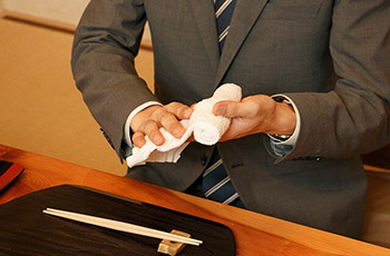 Quy tắc dùng khăn tay của người Nhật khi ăn